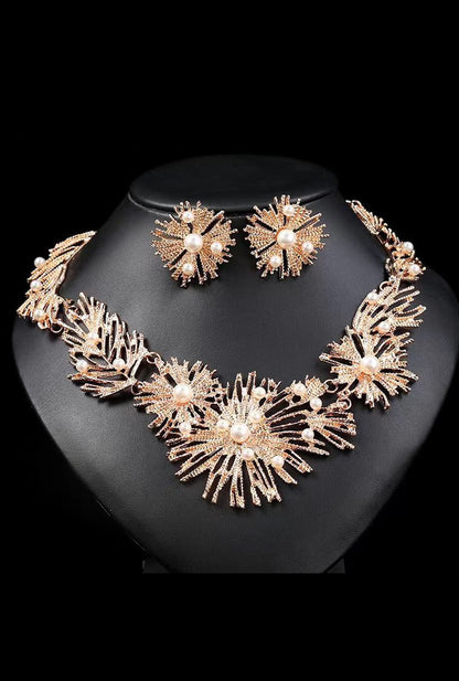 Ailsas art deco set: 42+5cm pearl necklace with 6cm geometric pendant, paired with 3.5cm drop earrings. Rhodium-plated alloy resists tarnishing.