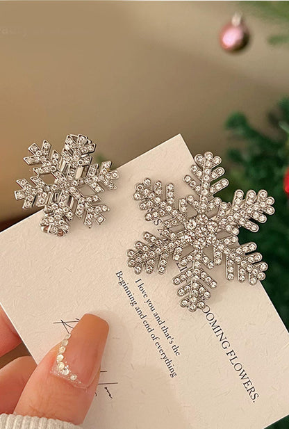 Ailsas snowflake clip's rounded zinc alloy edges protect hair while frost coating maintains winter sparkle.