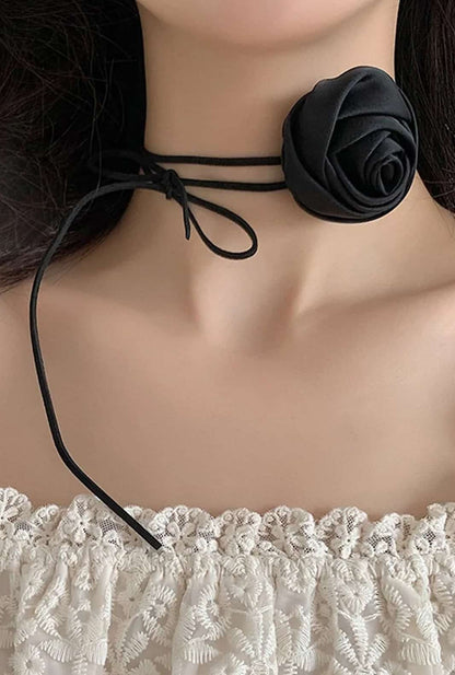 Elsace Rose necklace, hand-sewn silk flowers, with 30-35 cm adjustable ribbon. Hypoallergenic material ensures comfortable wearing all day without being disturbed by the fragrance.
