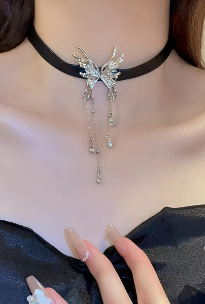 The Ailsas leather collar features a removable butterfly charm and is made from Italian vegetable-tanned leather with a suede lining to protect the neck.